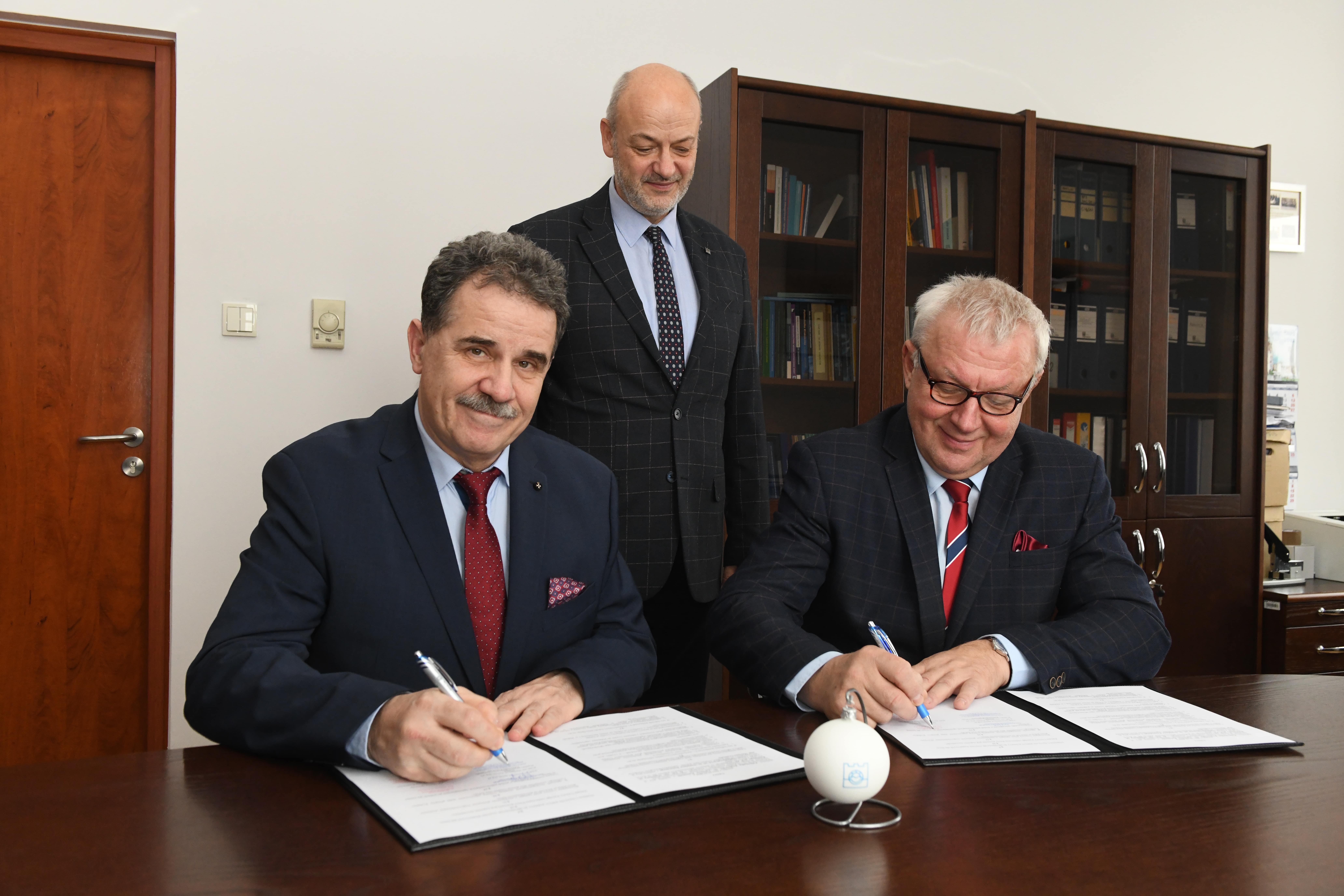 Umowa o współpracy WIŚIE PK z XLIV LO im. ks. Stanisława Konarskiego w Krakowie.