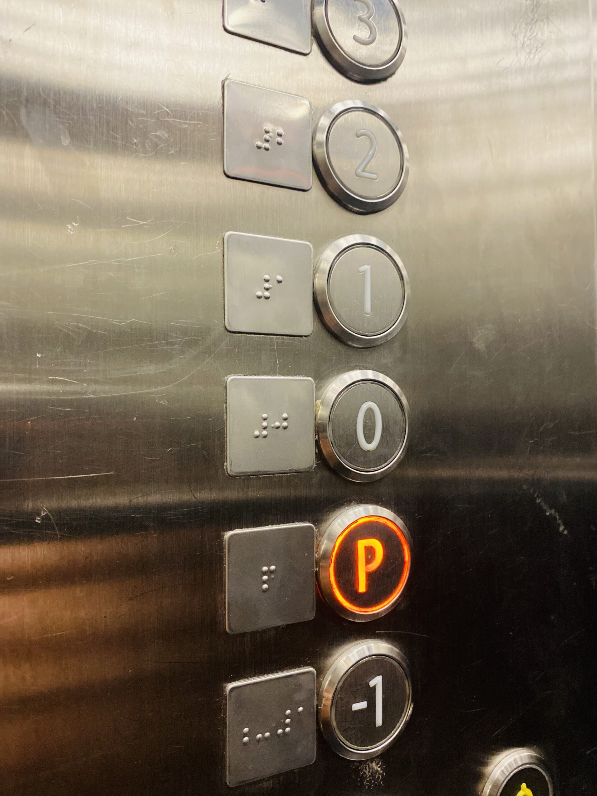 Winda z oznaczeniami w alfabecie Braille’a