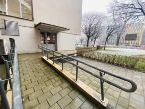 Podjazd dla wózków oraz osób z niepełnosprawnością ruchową 