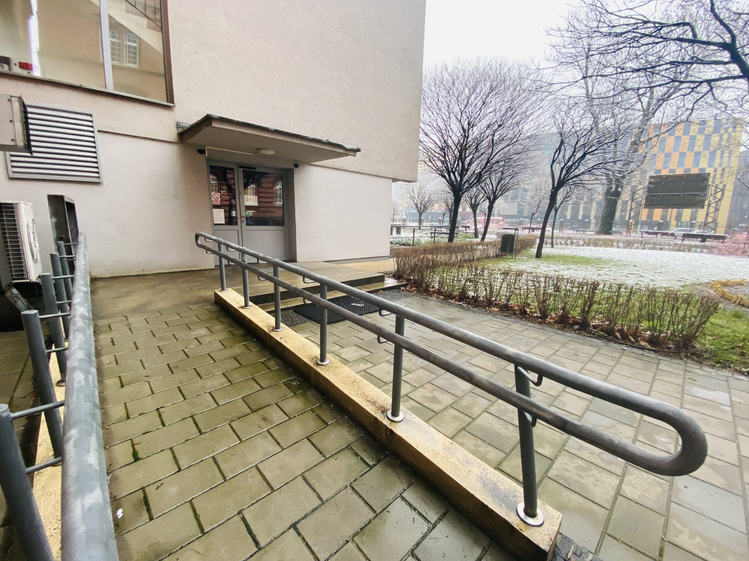 Podjazd dla wózków oraz osób z niepełnosprawnością ruchową 