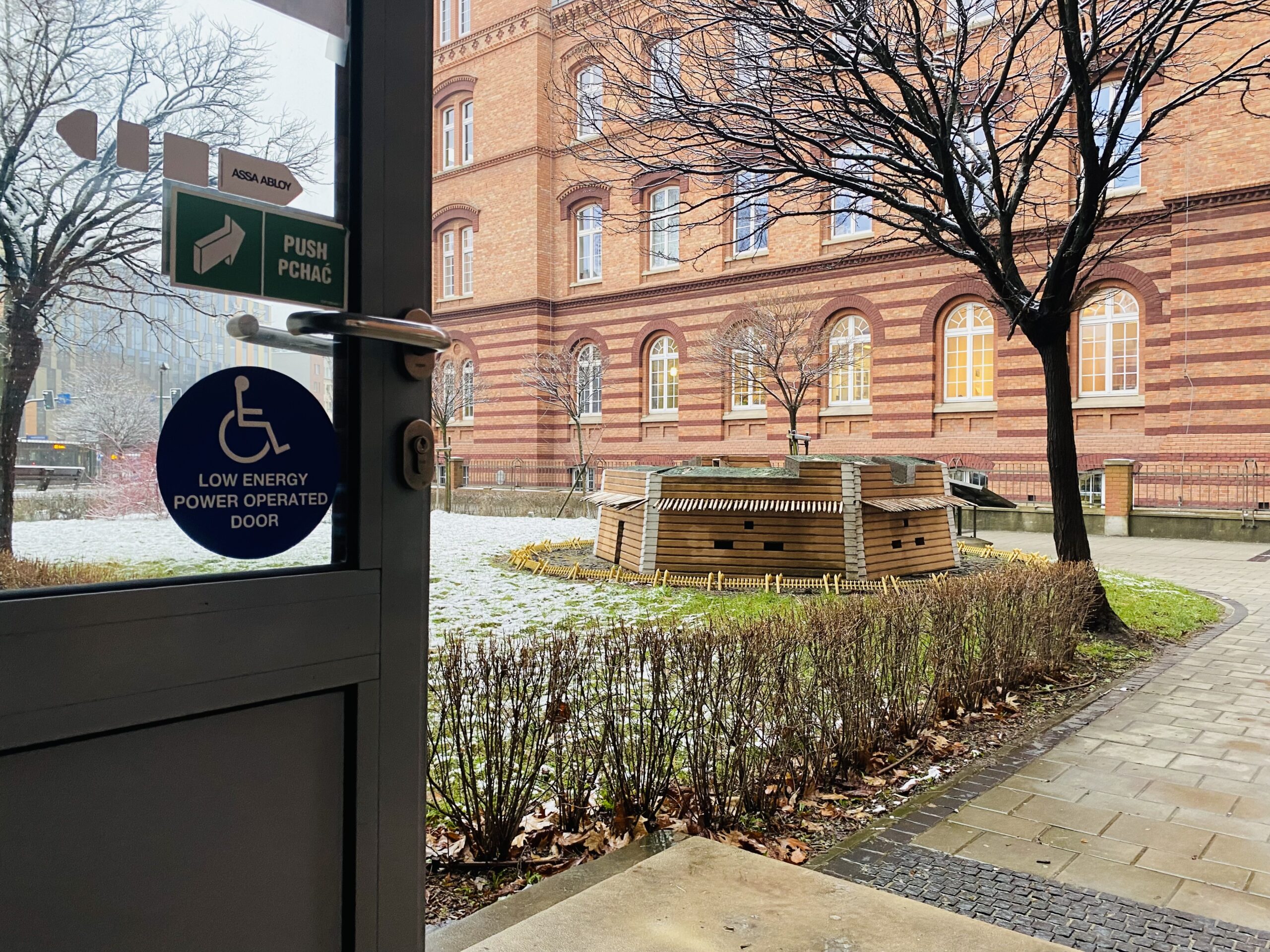 Podjazd dla wózków oraz osób z niepełnosprawnością ruchową 