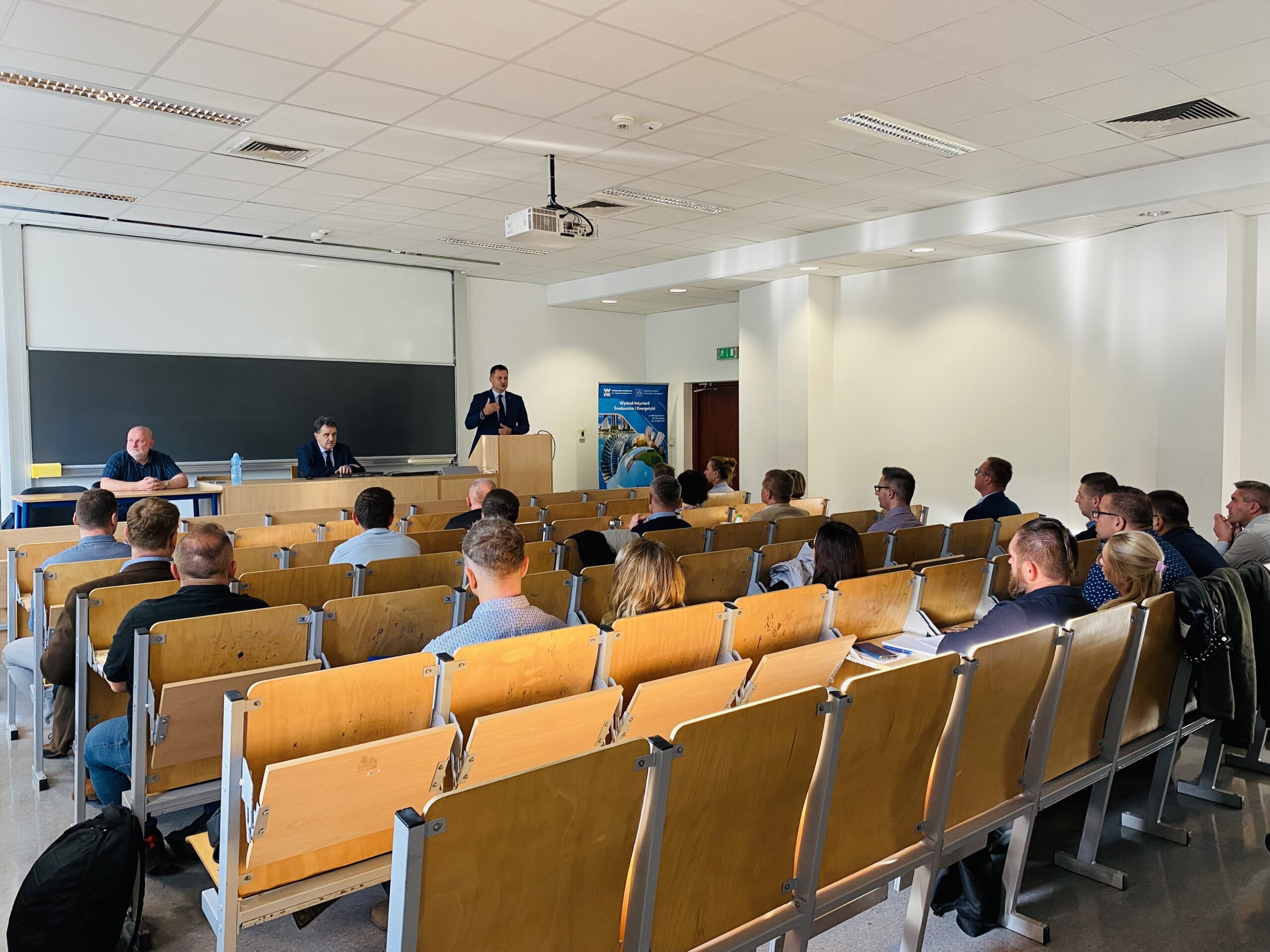 36 praktyków z przedsiębiorstw wodociągowo-kanalizacyjnych Małopolski i Śląska rozpoczęło studia podyplomowe na kierunku „Eksploatacja i zarządzanie systemami wodociągowymi i kanalizacyjnymi”.