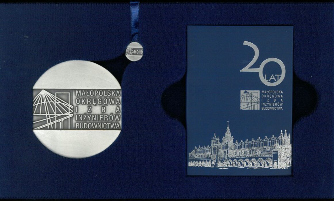 Dziekan WISIE PK uhonorowany jubileuszowym medalem Małopolskiej Okręgowej Izby Inżynierów Budownictwa.