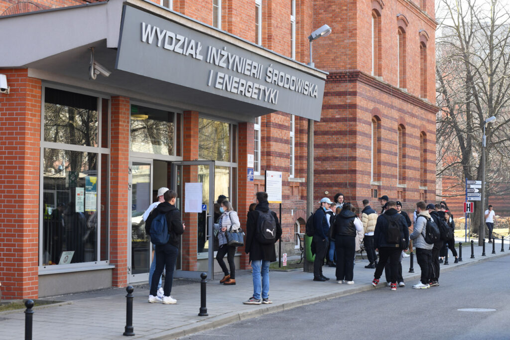 Budynek wydziału oraz studenci przed nim