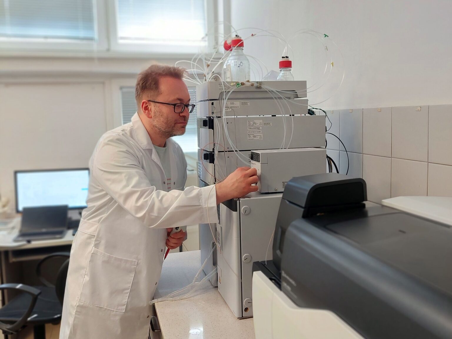 Jak oczyścić wodę z metali ciężkich – badania naukowca z WIŚiE PK z finansowaniem NCN