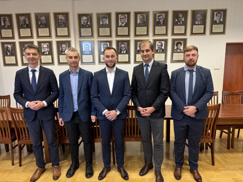 Trzej ostatni absolwenci studiów doktoranckich prowadzonych w dyscyplinie inżynieria środowiska, górnictwo i energetyka na WIŚiE PK już po obronach