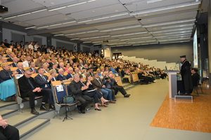 wypełniona gośćmi sala w działowni