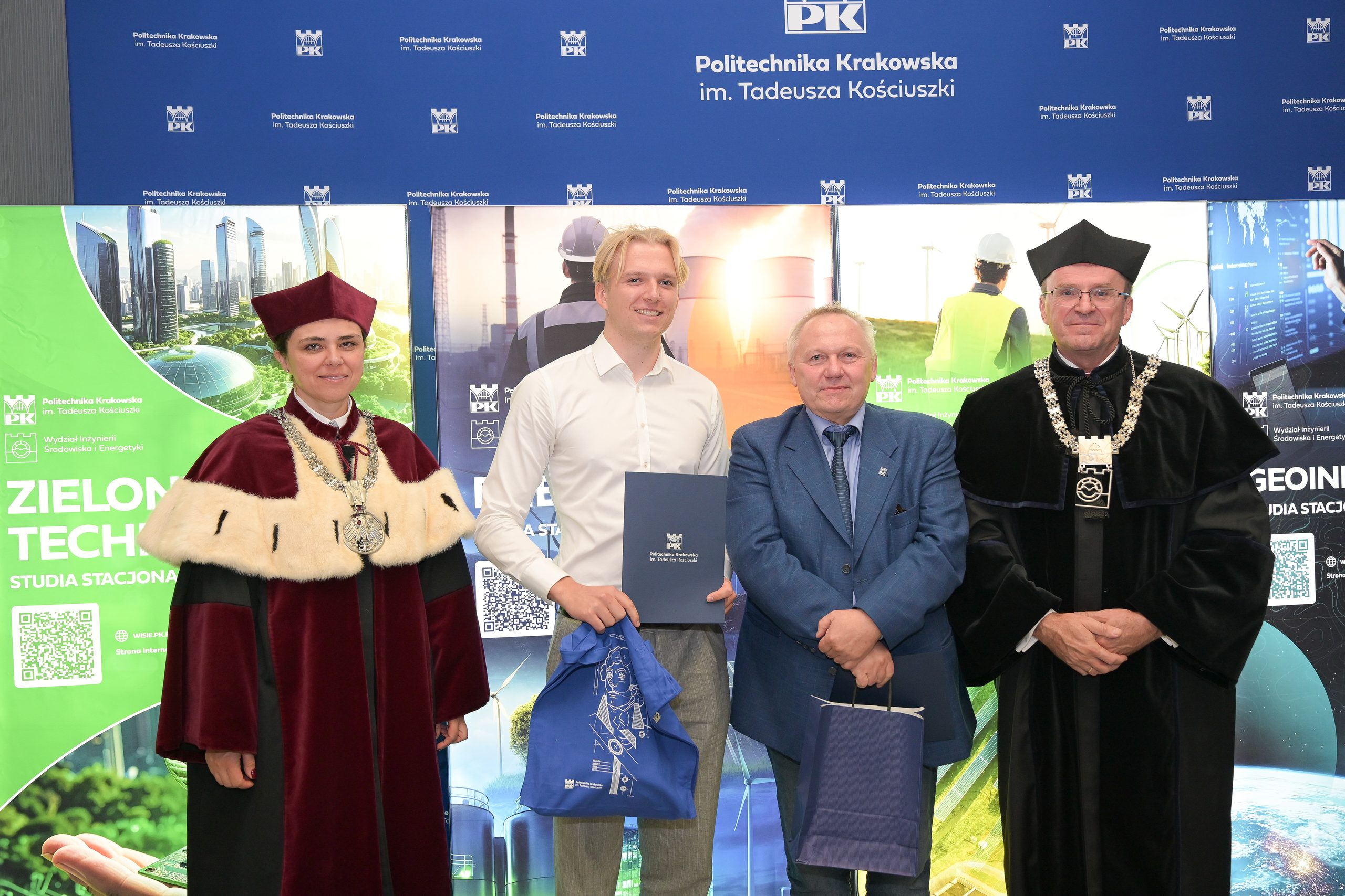 zwycięzca uczelnianej sesji kół naukowych wraz z opiekunem i władzami PK